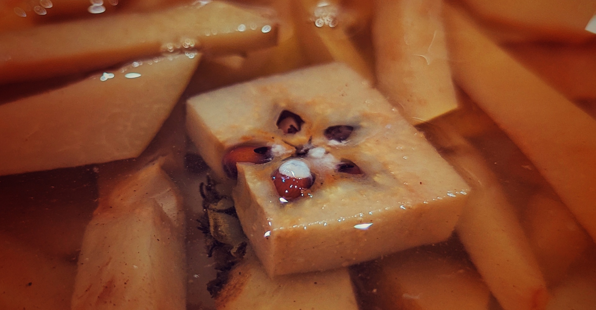 Компотът от дюли е истинска зимна наслада.